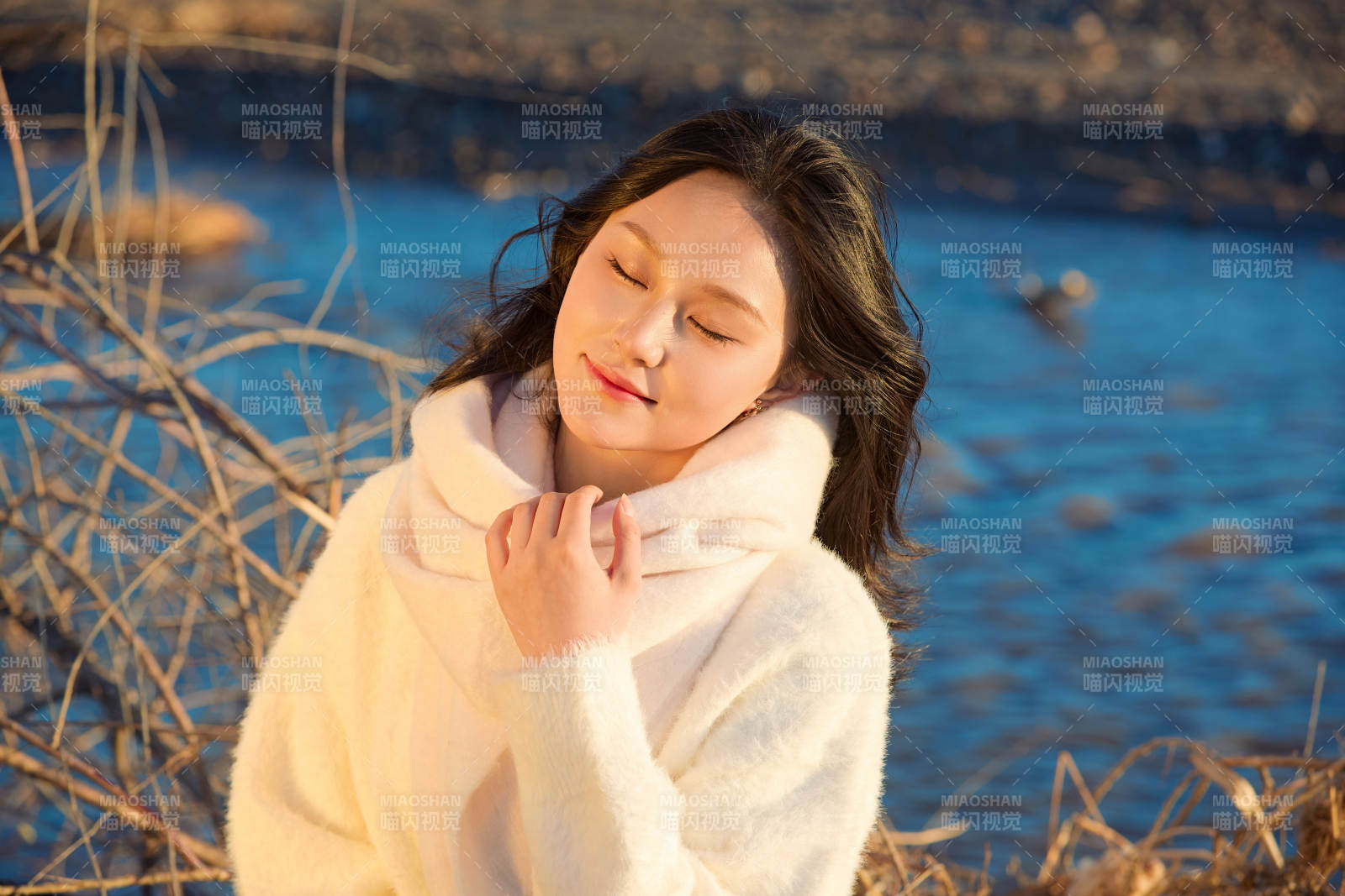 秋天在夕阳下的原野河边拍照的美女图片