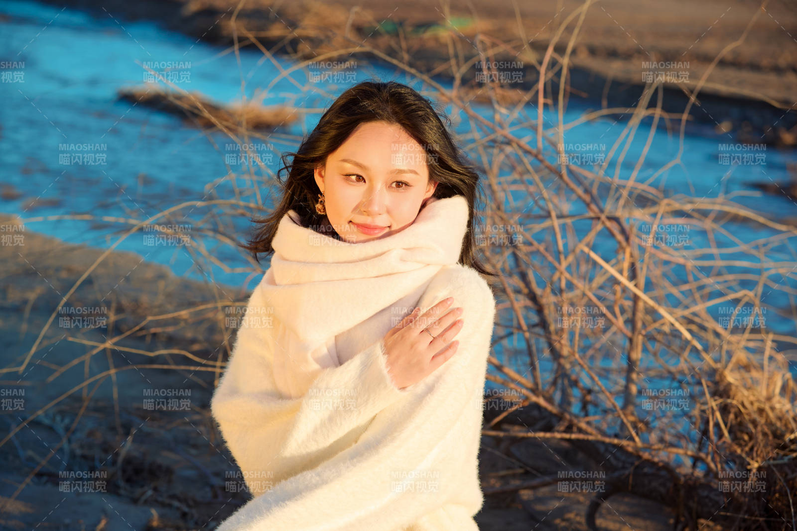 秋天在夕阳下的原野河边拍照的美女图片