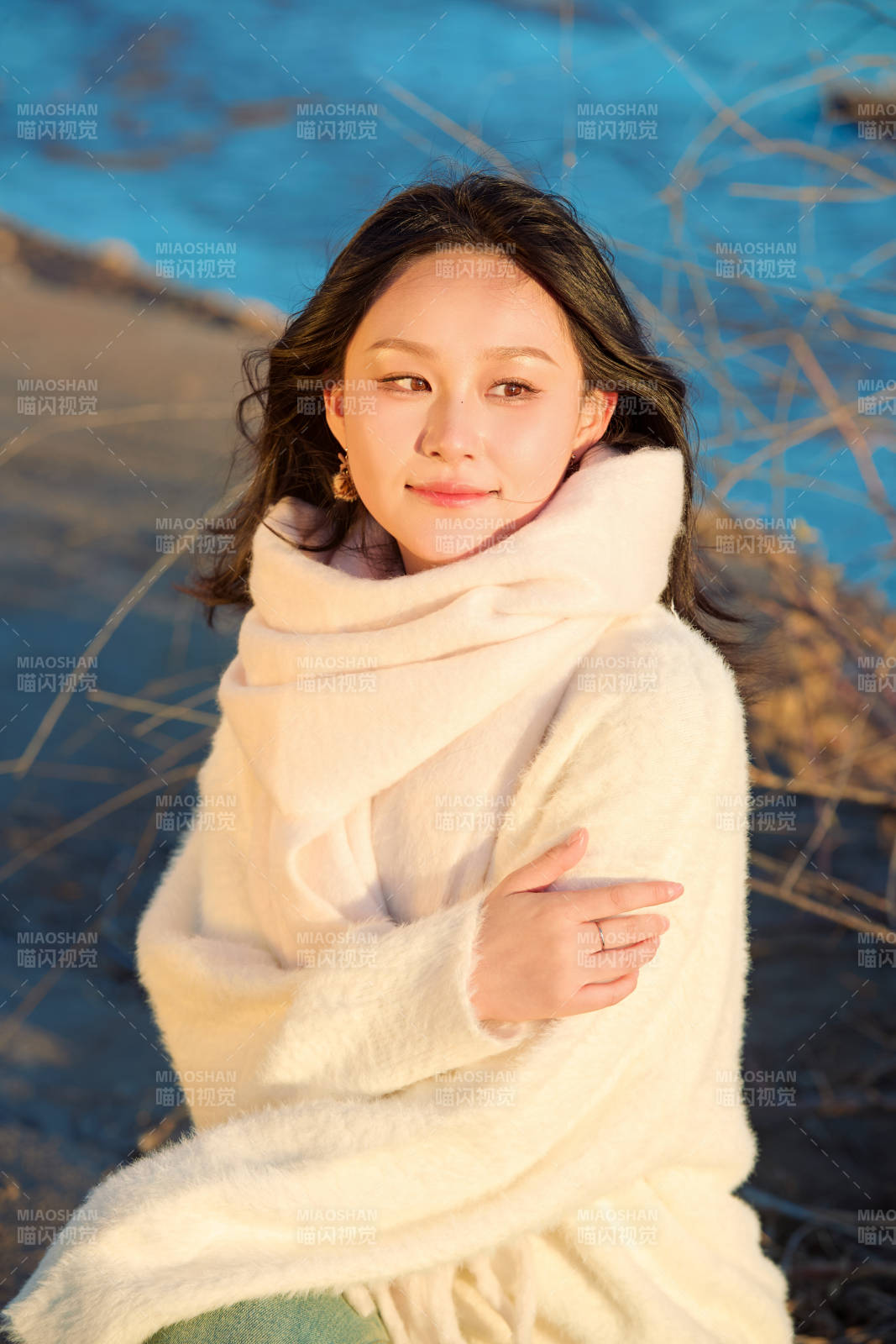 秋天在夕阳下的原野河边拍照的美女图片