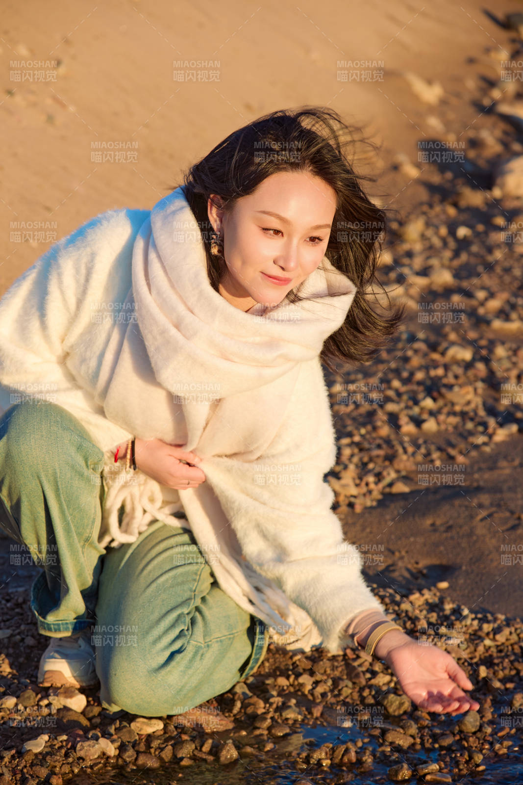 深秋夕阳下在户外河水边的东方女性图片