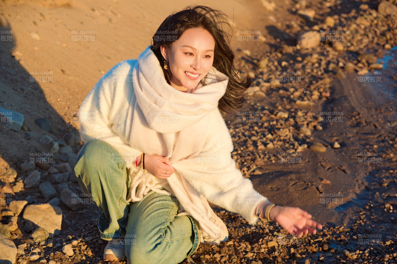 深秋夕阳下在户外河水边的东方女性图片