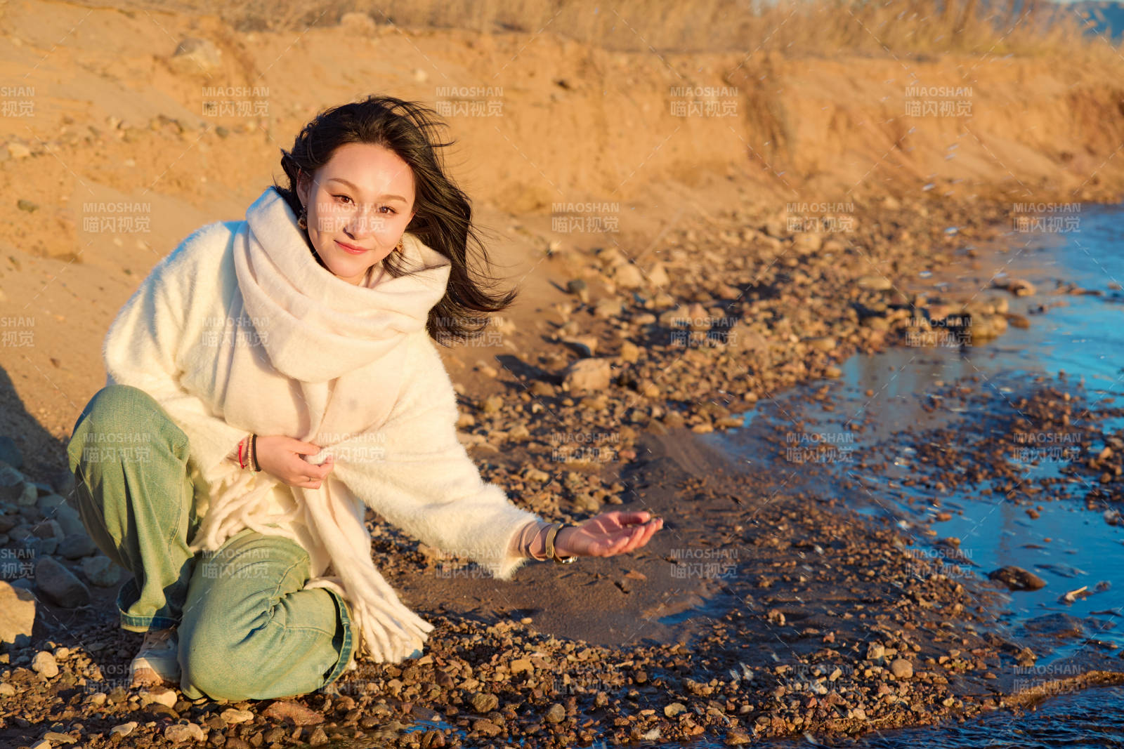 深秋夕阳下在户外河水边的东方女性图片