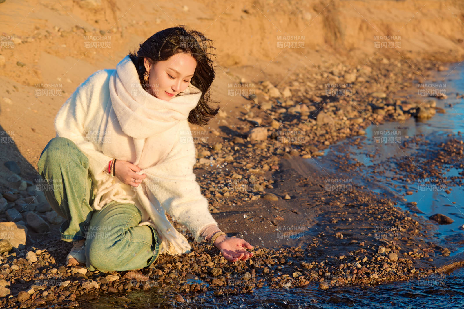 深秋夕阳下在户外河水边的东方女性图片