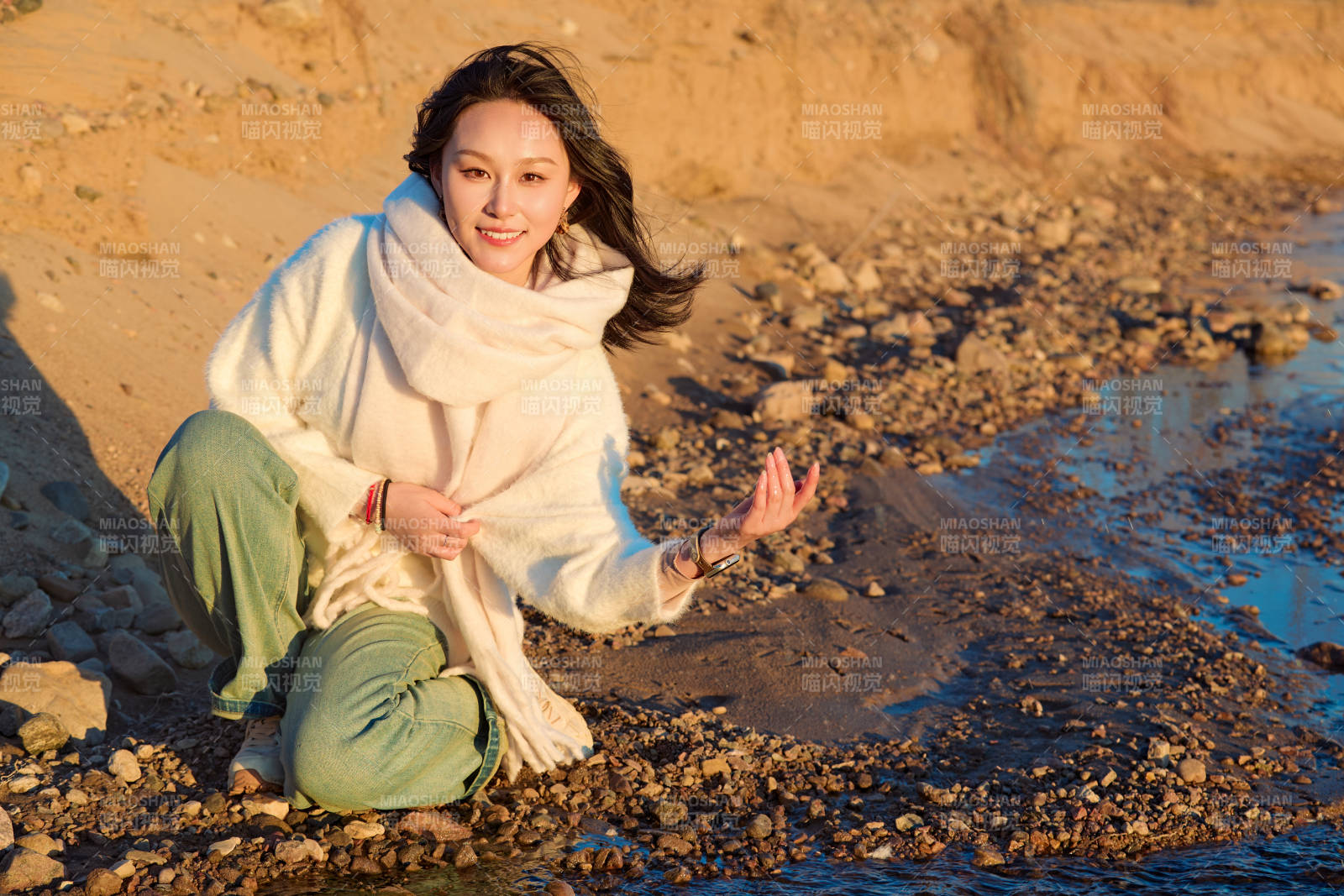 深秋夕阳下在户外河水边的东方女性图片