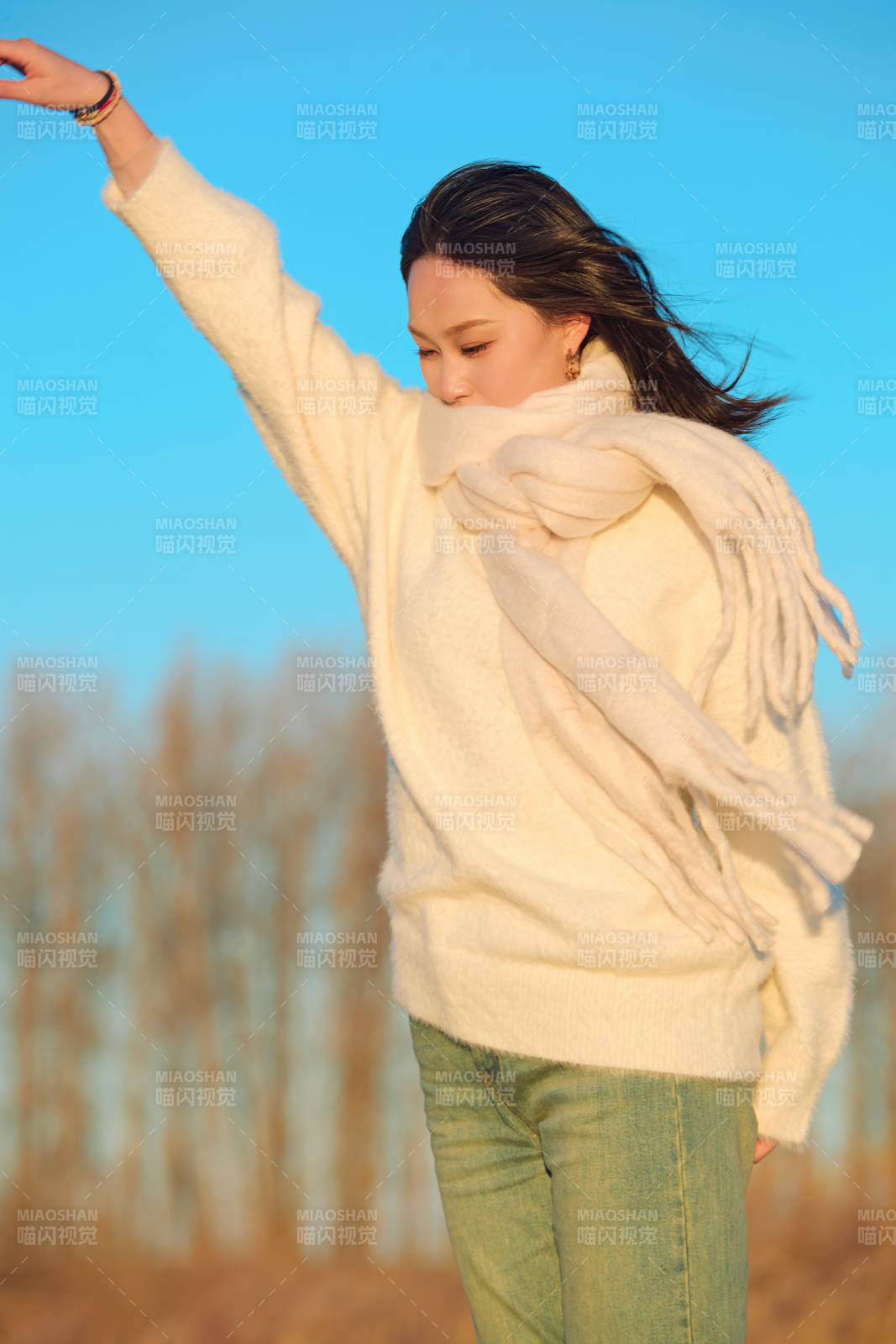 深秋夕阳下在户外河水边的东方女性图片