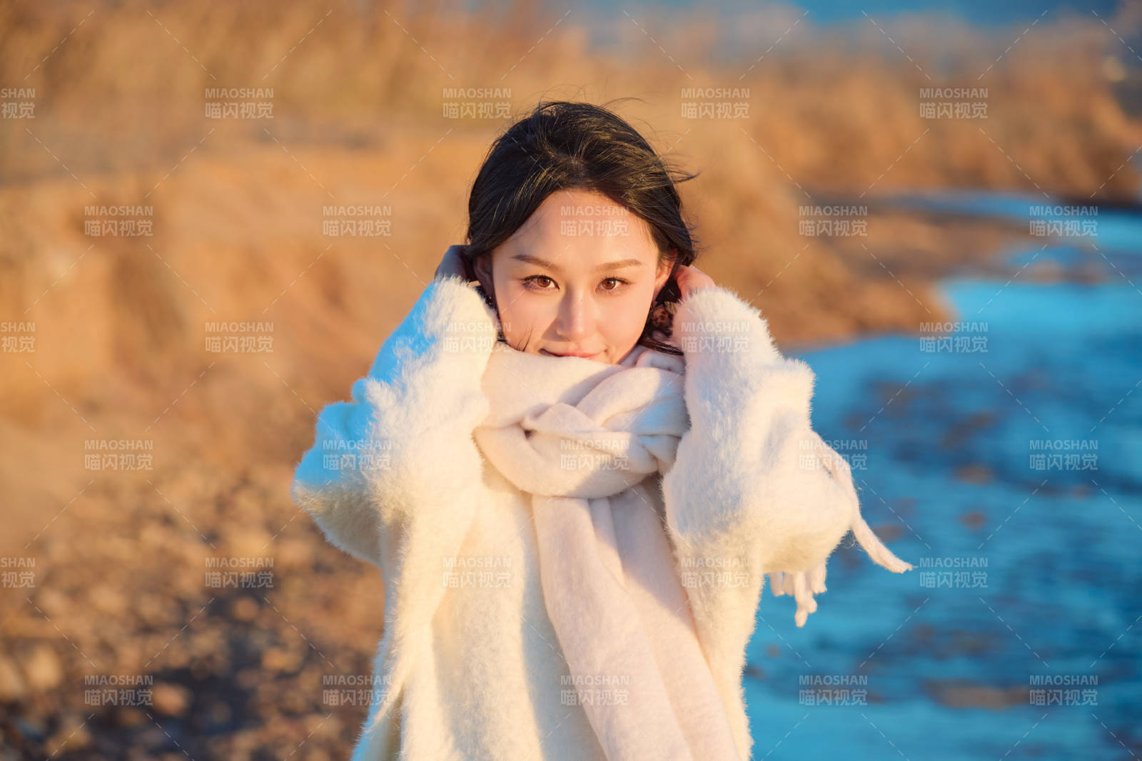 深秋夕阳下在户外河水边的东方女性图片