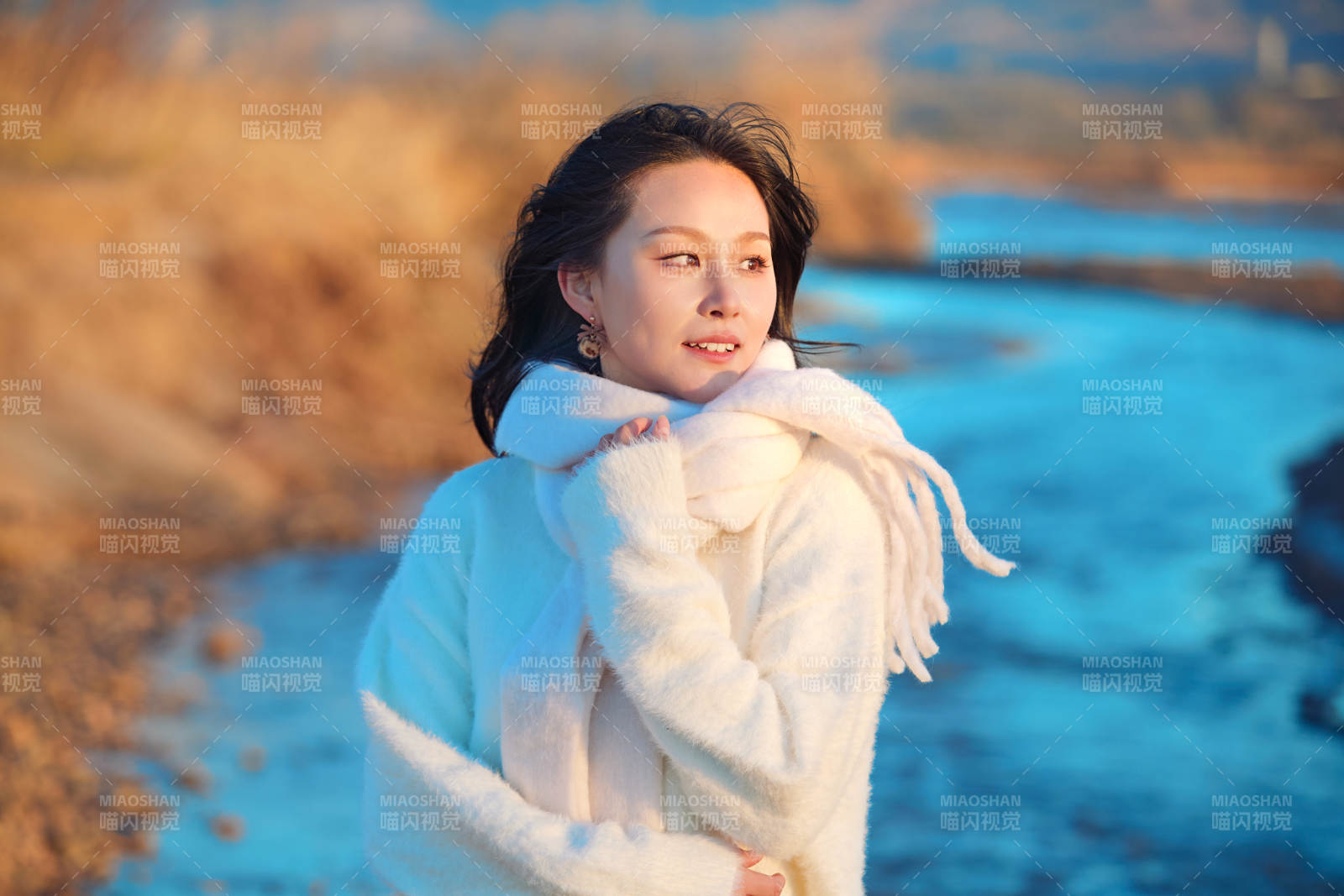 深秋夕阳下在户外河水边的东方女性图片