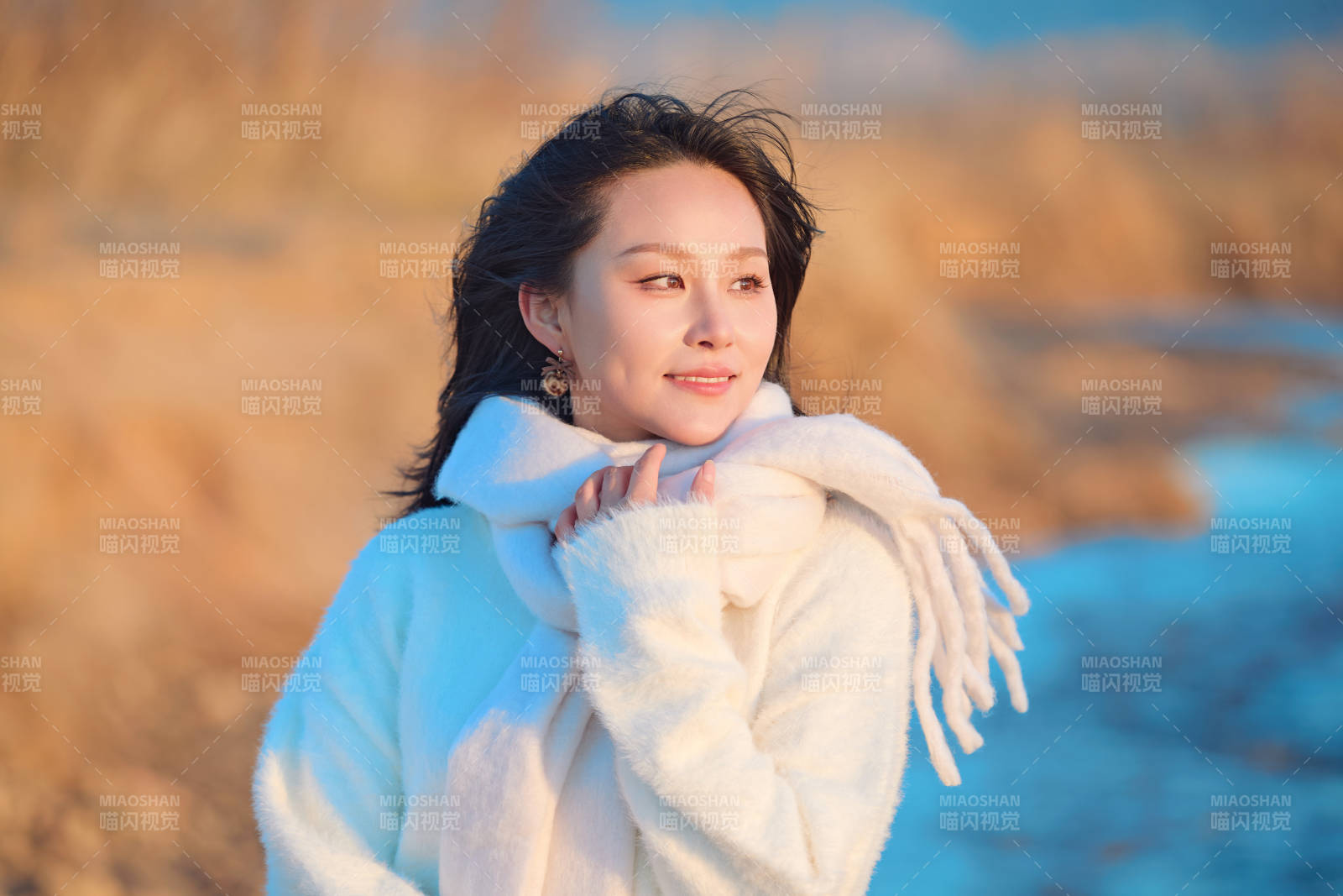 深秋夕阳下在户外河水边的东方女性图片