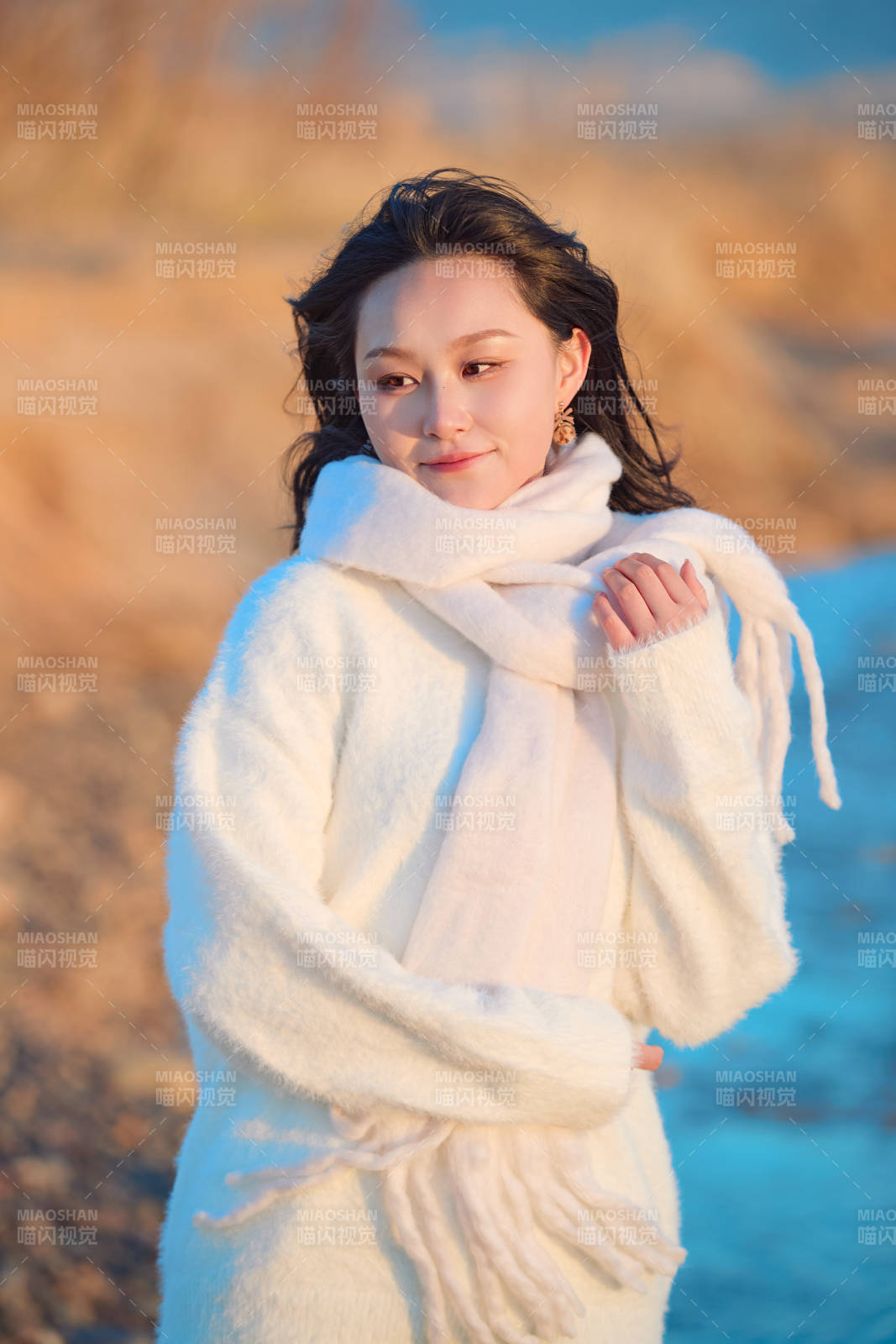 深秋夕阳下在户外河水边的东方女性图片