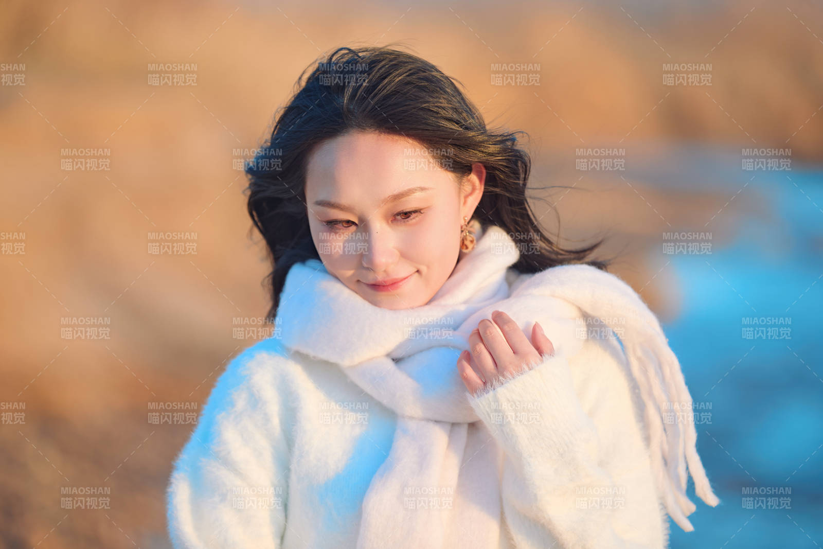 深秋夕阳下在户外河水边的东方女性图片