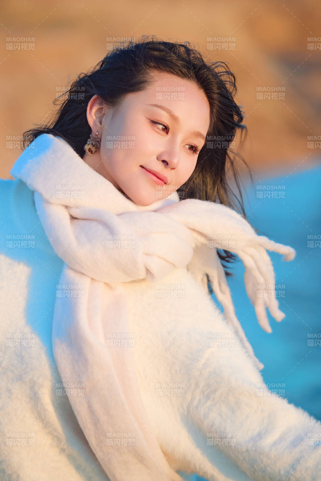 深秋夕阳下在户外河水边的东方女性图片