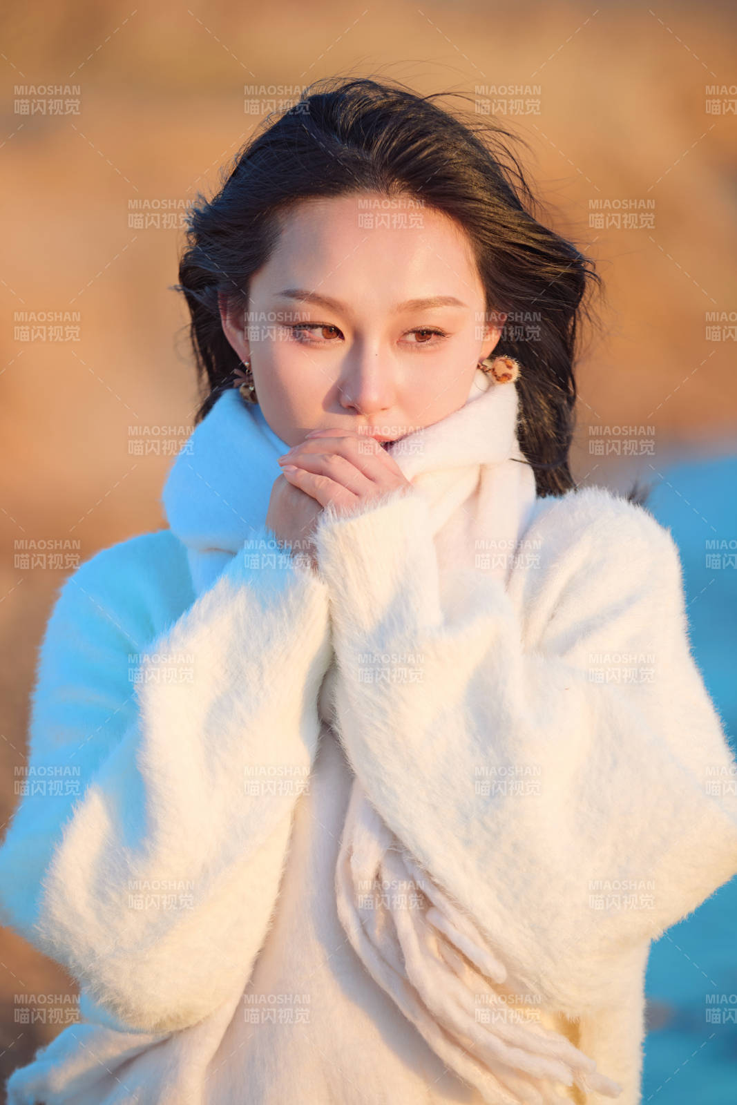 深秋夕阳下在户外河水边的东方女性图片