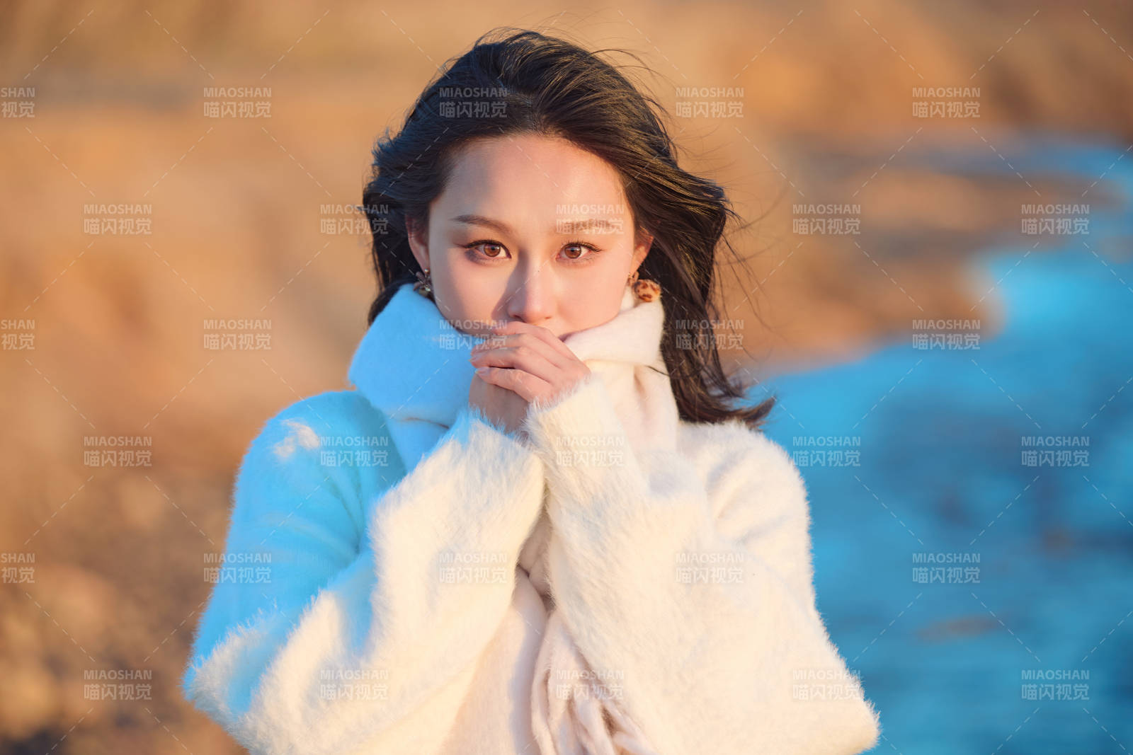 深秋夕阳下在户外河水边的东方女性图片