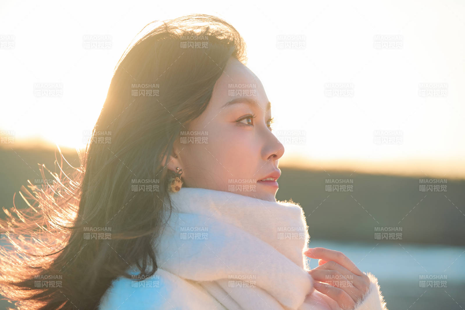 深秋夕阳下在户外河水边的东方女性图片