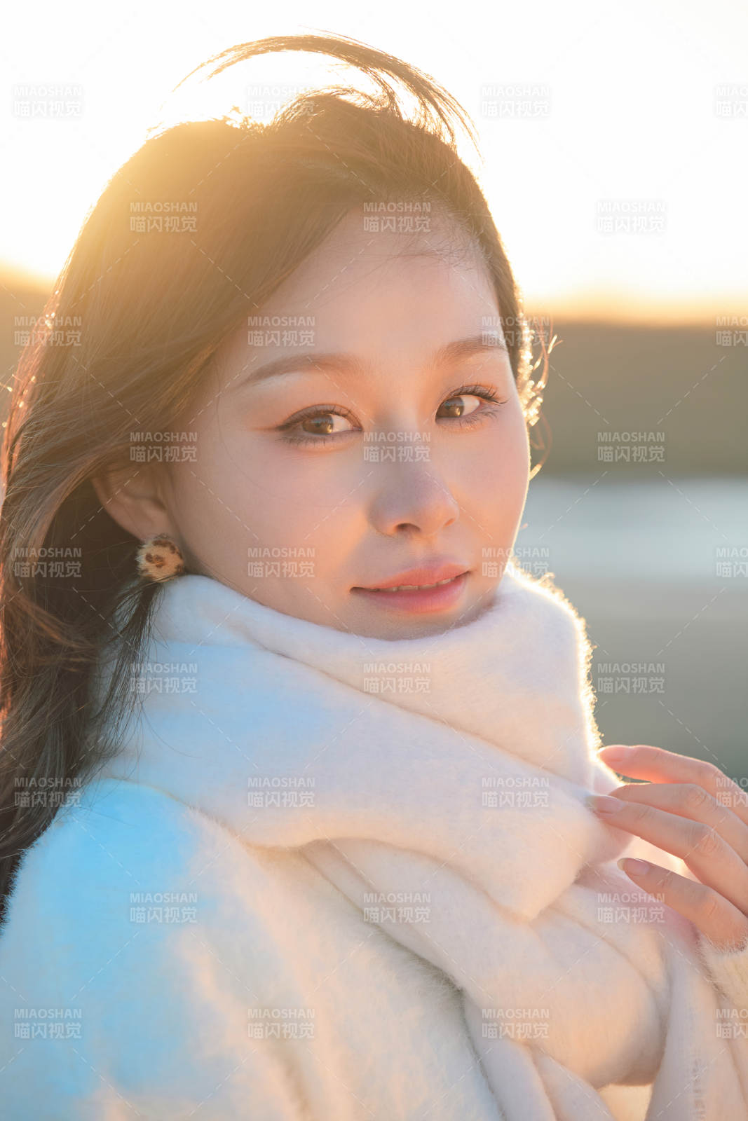 深秋夕阳下在户外河水边的东方女性图片