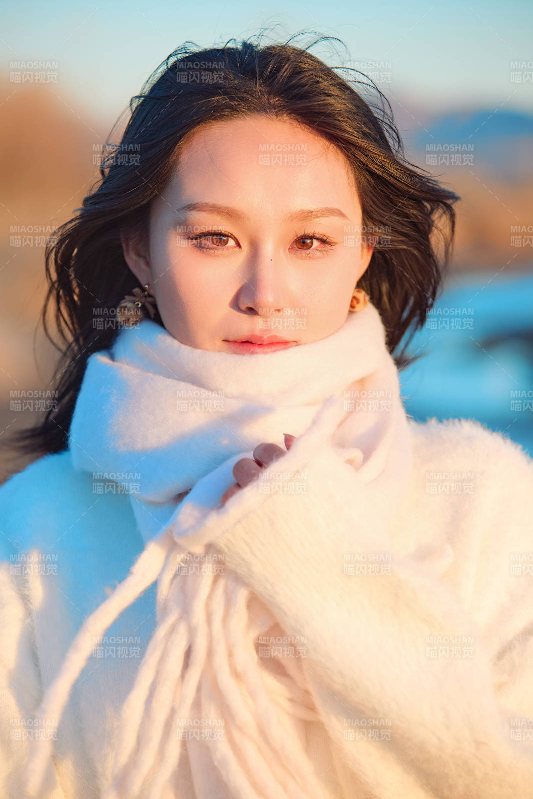 深秋夕阳下在户外河水边的东方女性图片