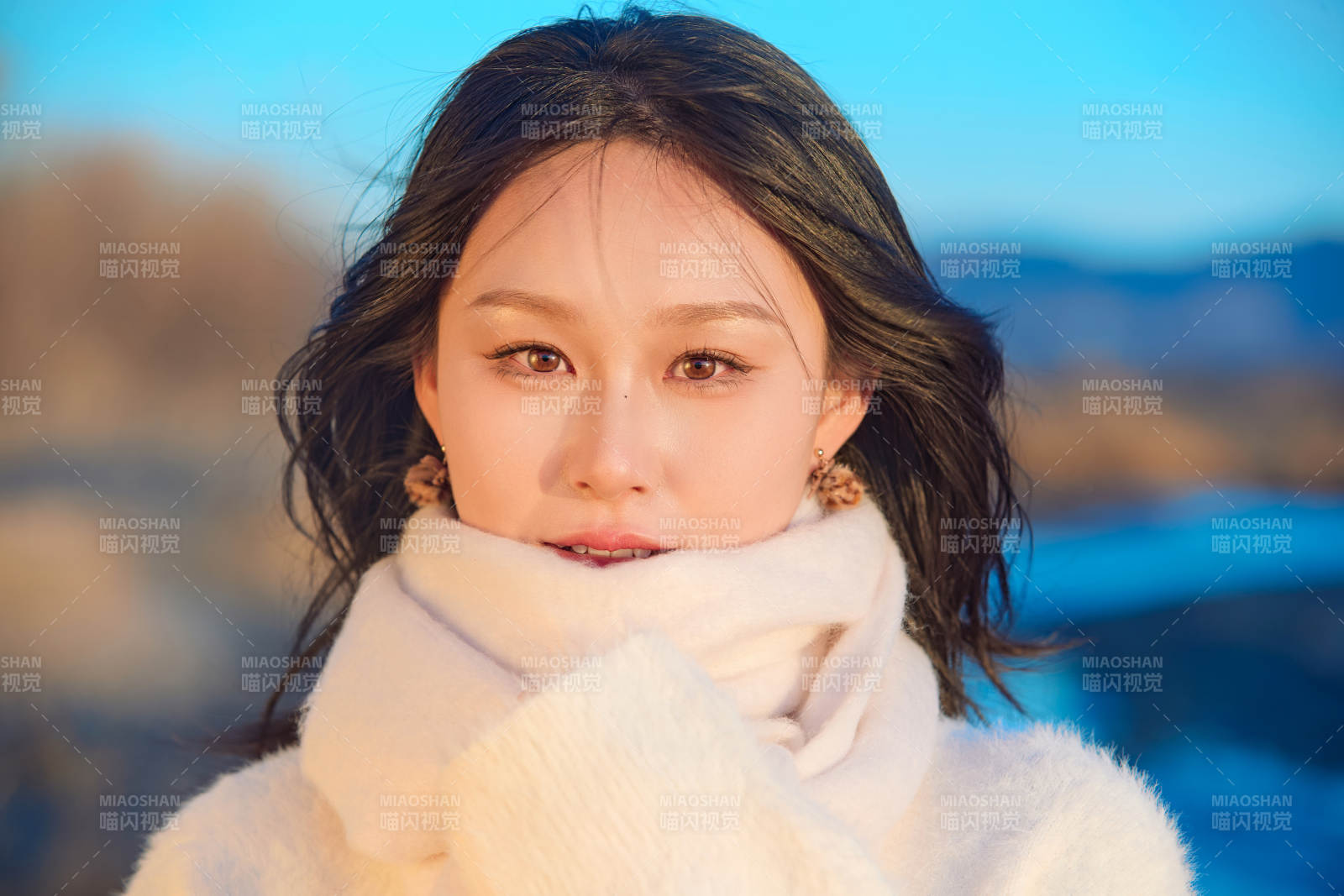 深秋夕阳下在户外河水边的东方女性图片