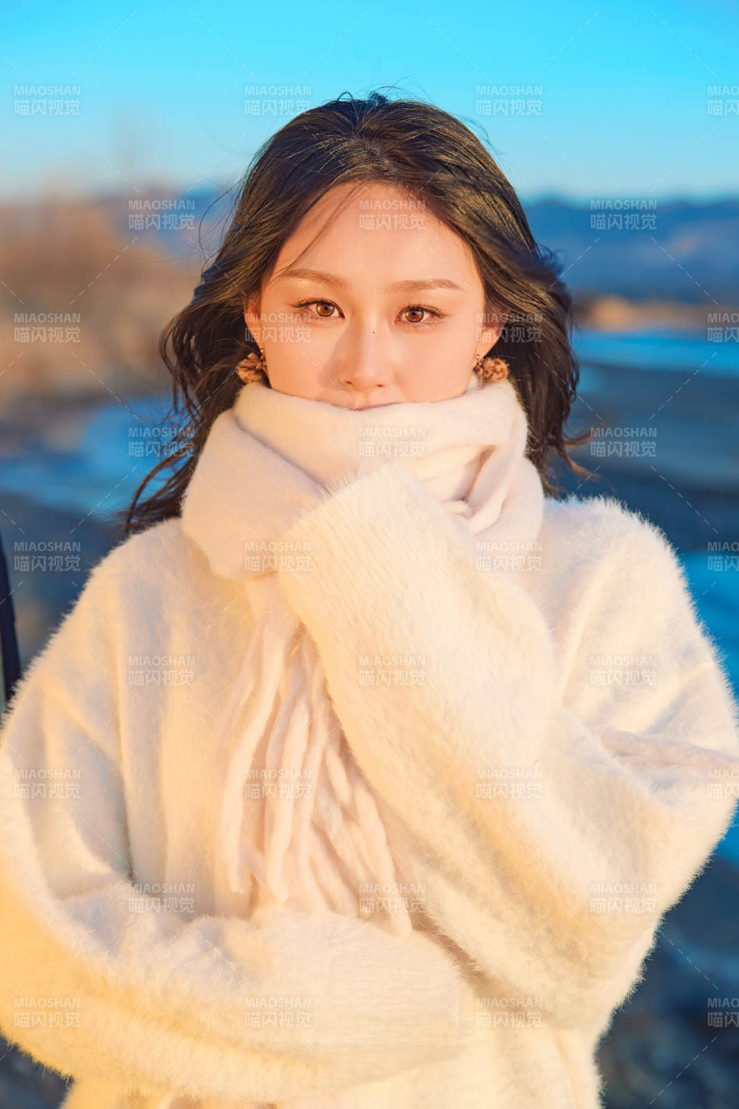 深秋夕阳下在户外河水边的东方女性图片