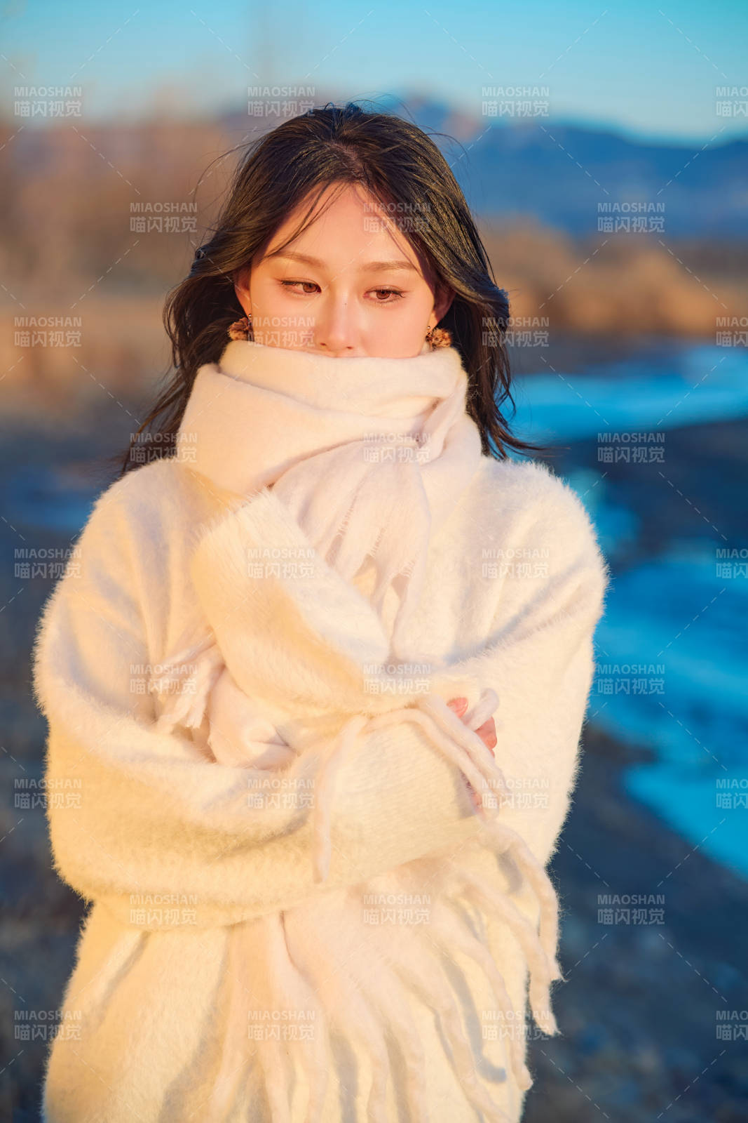 深秋夕阳下在户外河水边的东方女性图片