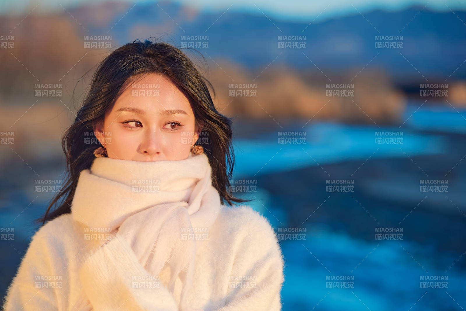 深秋夕阳下在户外河水边的东方女性图片