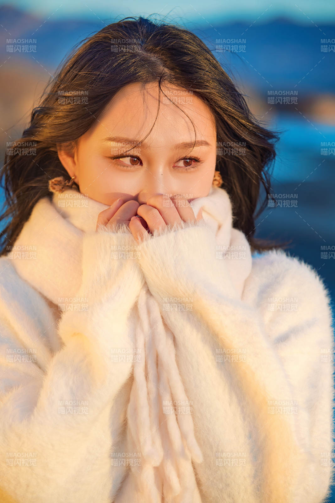 深秋夕阳下在户外河水边的东方女性图片