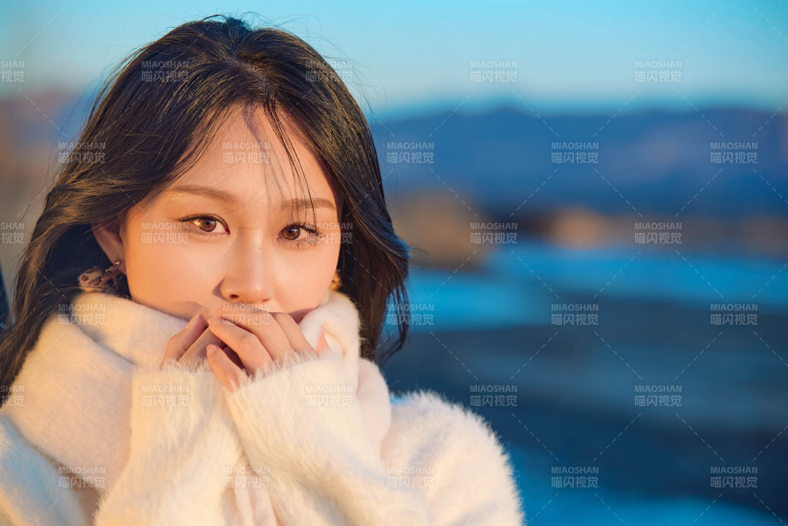 深秋夕阳下在户外河水边的东方女性图片