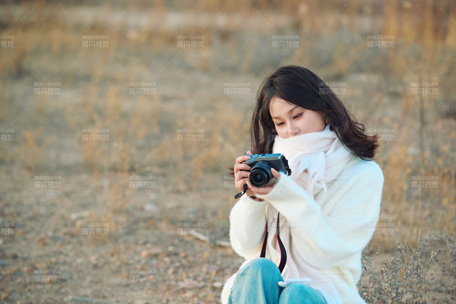 深秋户外手持相机的亚洲女性摄影师图片