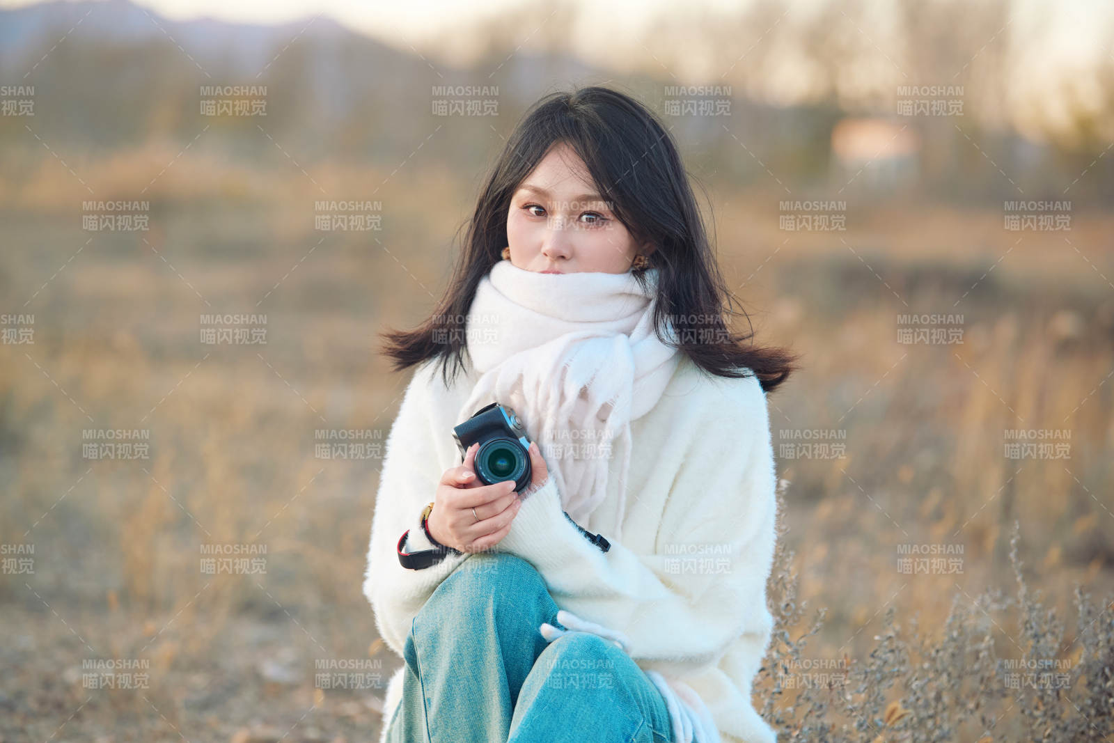 深秋户外手持相机的亚洲女性摄影师图片