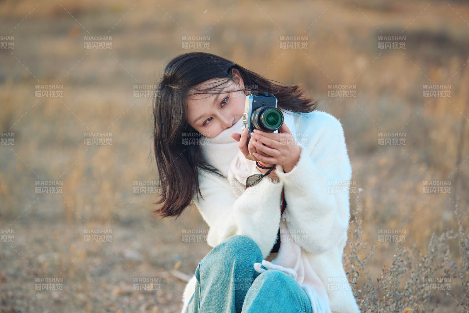 深秋户外手持相机的亚洲女性摄影师图片