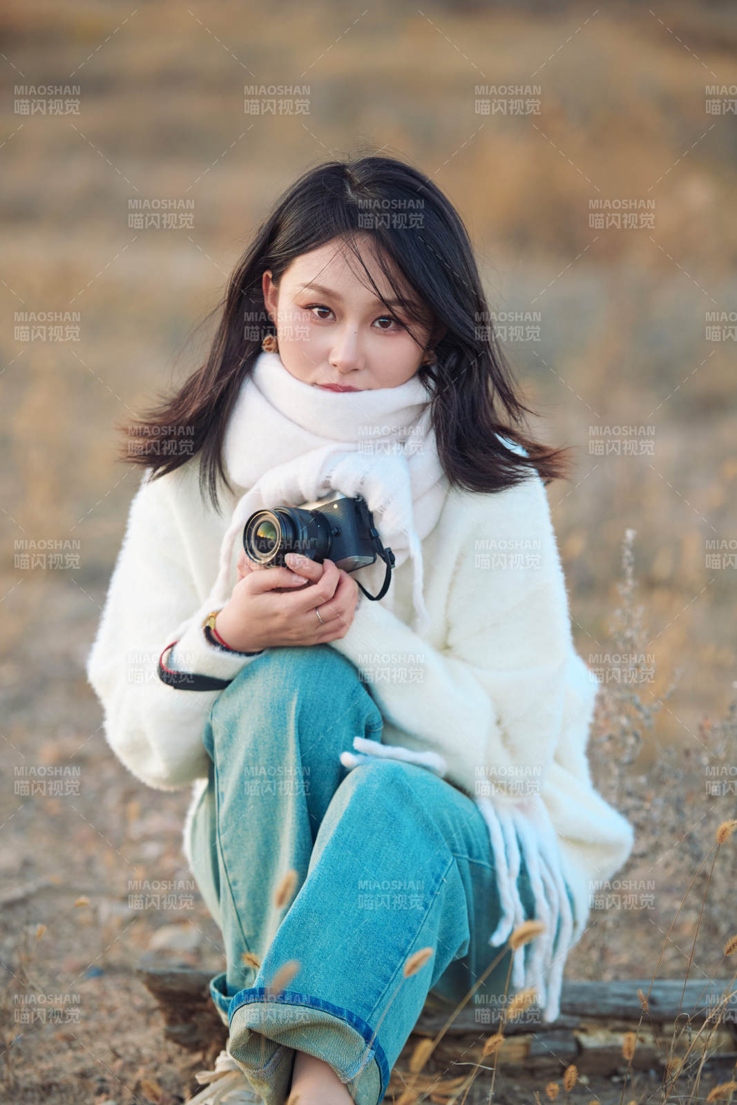 深秋户外手持相机的亚洲女性摄影师图片