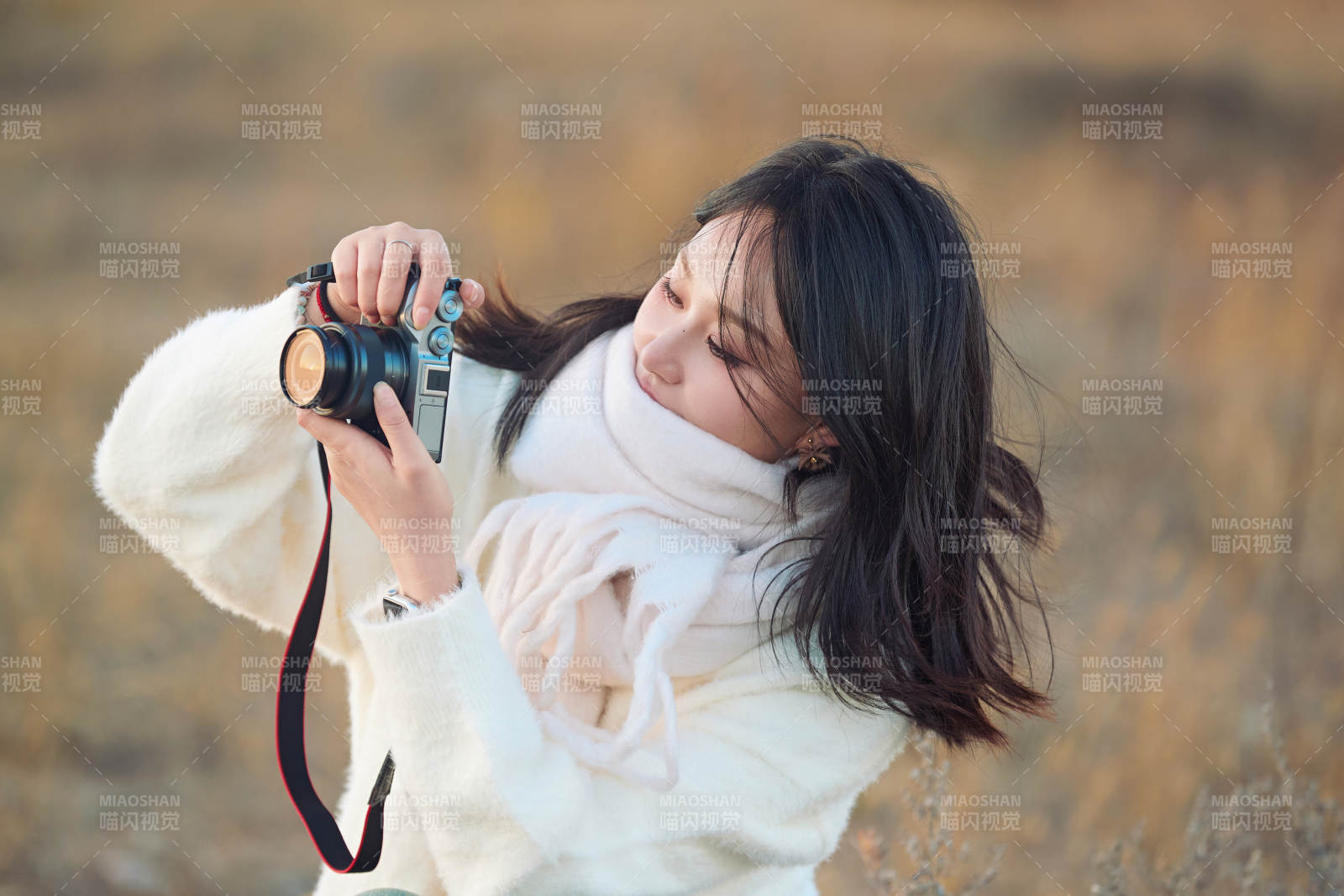 深秋户外手持相机的亚洲女性摄影师图片