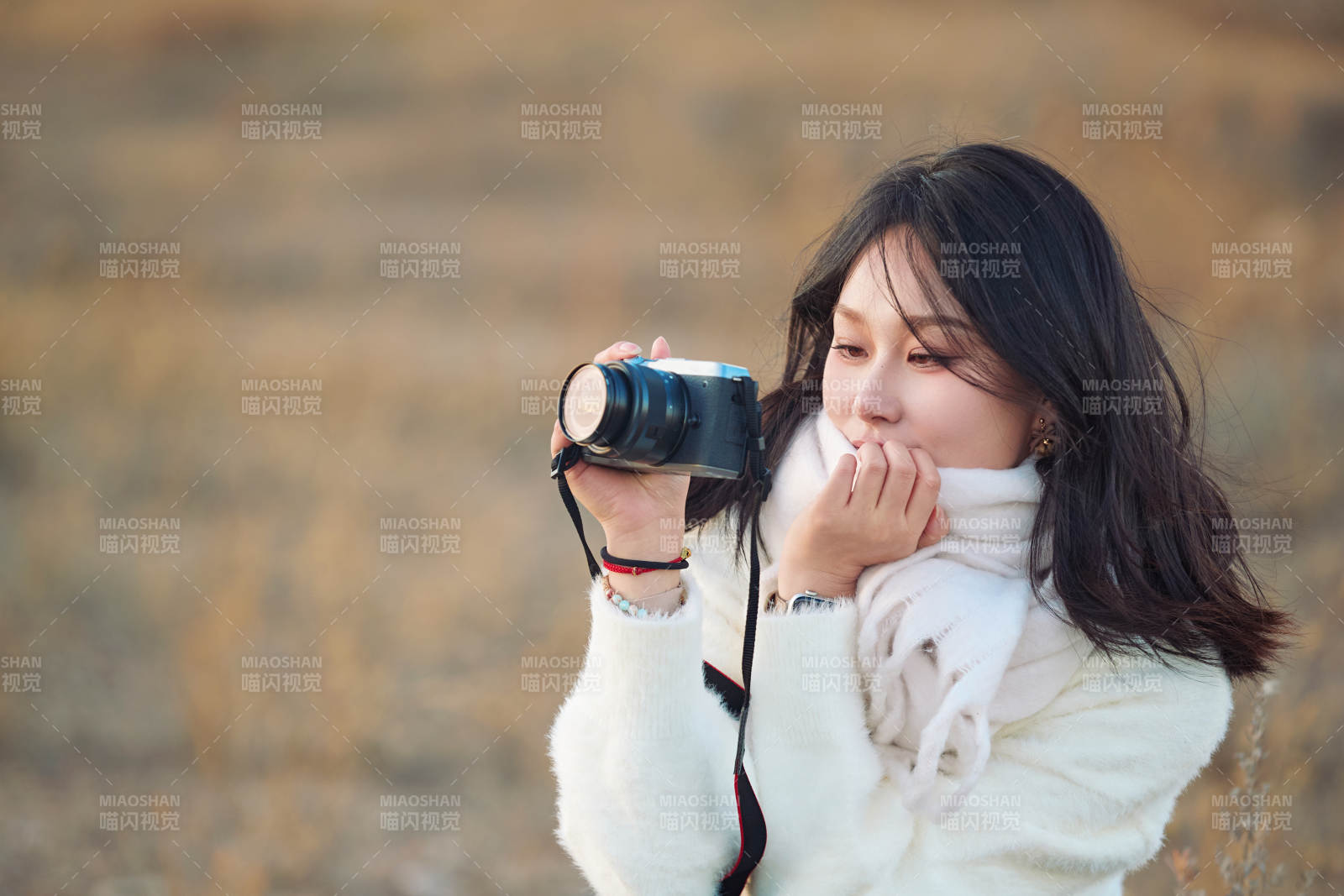 深秋户外手持相机的亚洲女性摄影师图片
