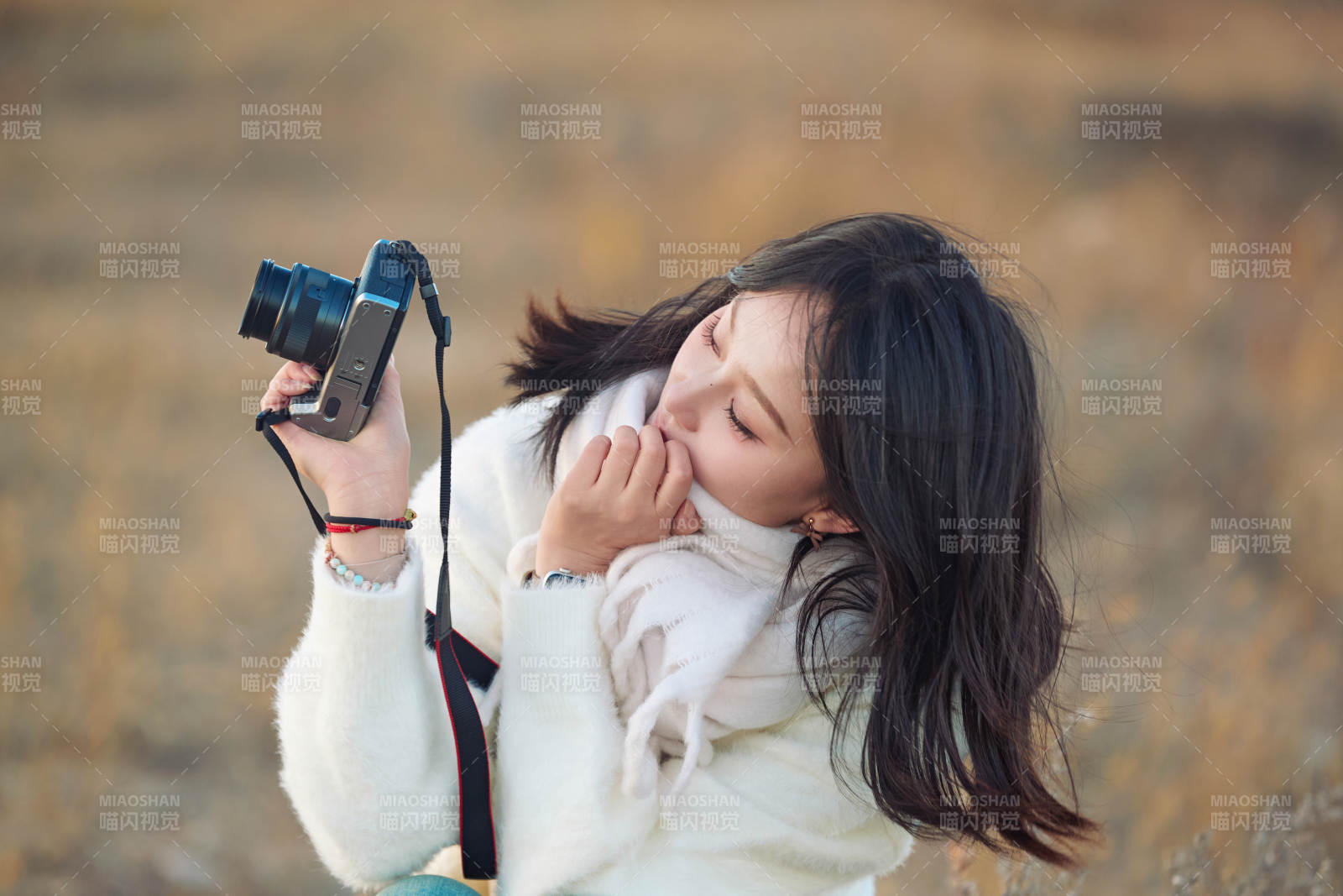 深秋户外手持相机的亚洲女性摄影师图片