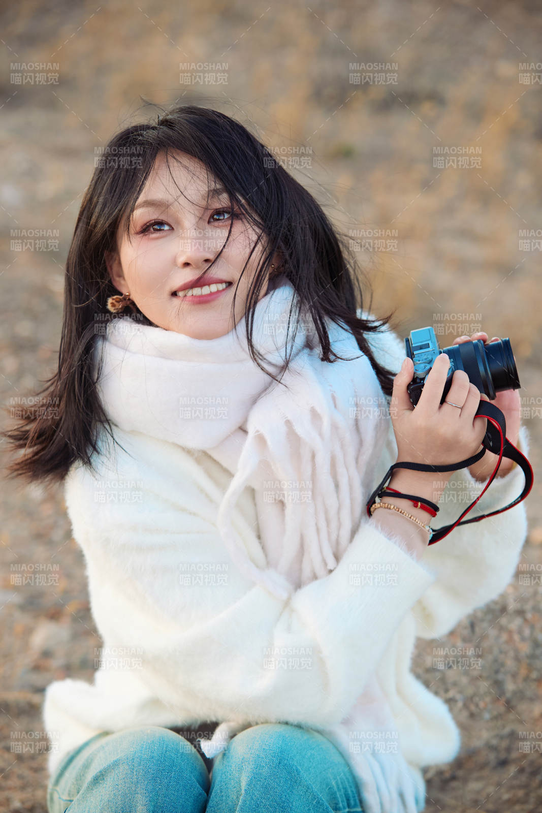 深秋户外手持相机的亚洲女性摄影师图片