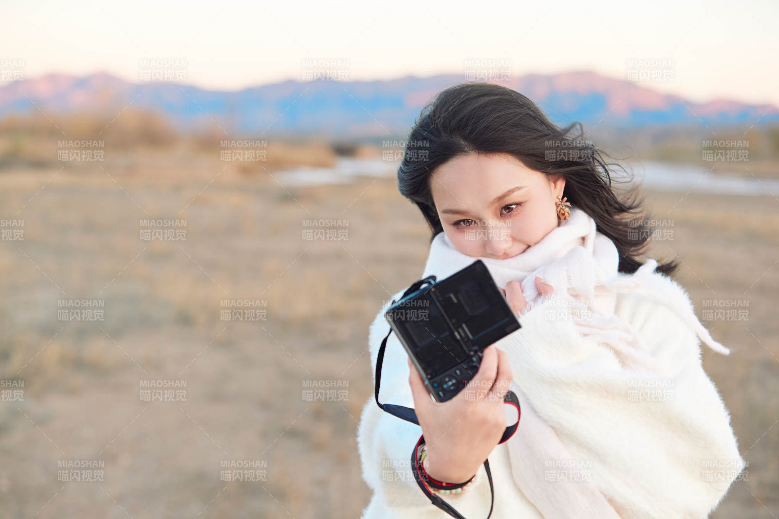 秋天夕阳下手持相机自拍的亚洲美女图片