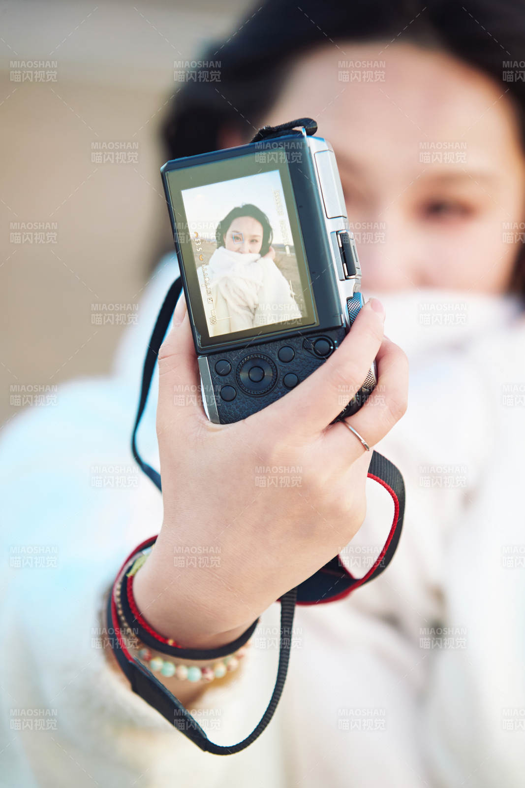秋天夕阳下手持相机自拍的亚洲美女图片