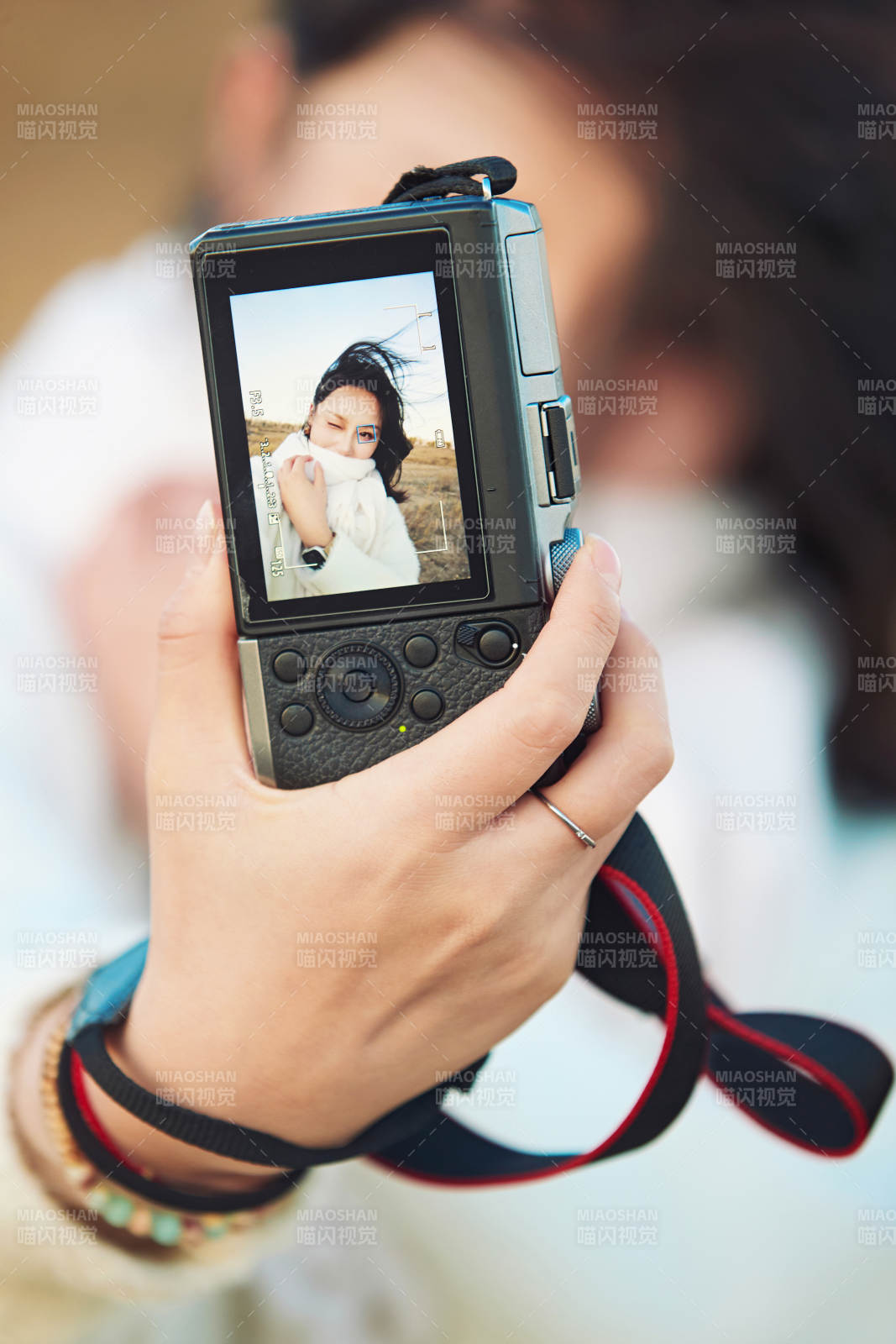 秋天夕阳下手持相机自拍的亚洲美女图片