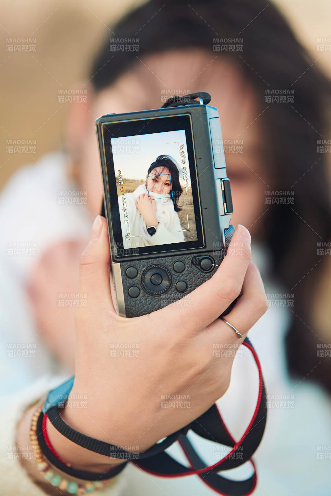 秋天夕阳下手持相机自拍的亚洲美女图片