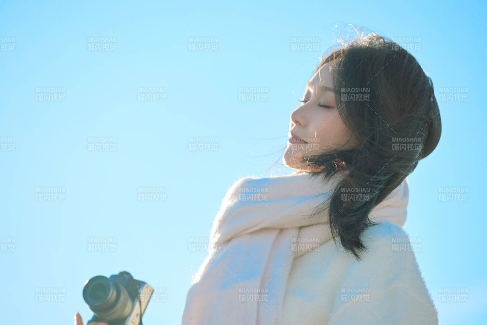 拿着相机的美女摄影师在深秋的户外拍摄图片