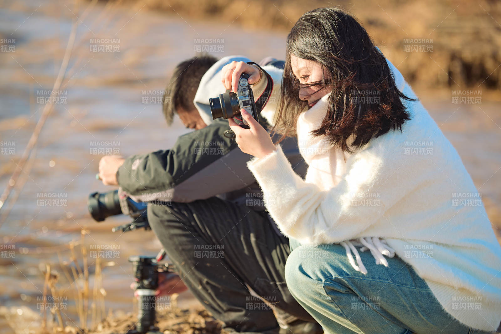 深秋户外进行拍摄的两位亚洲摄影师图片