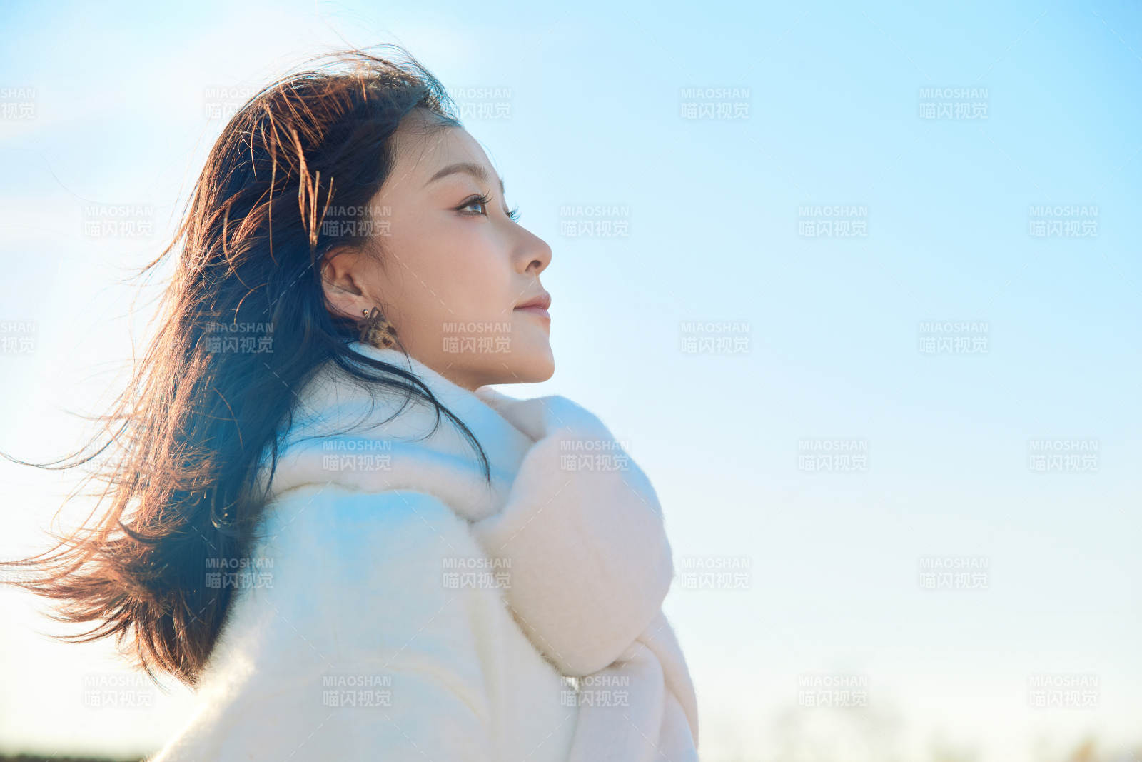 拿着相机的美女摄影师在深秋的户外拍摄图片