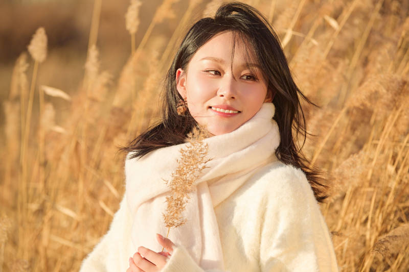 秋天午后在金灿灿的芦苇荡里的亚洲美女图片