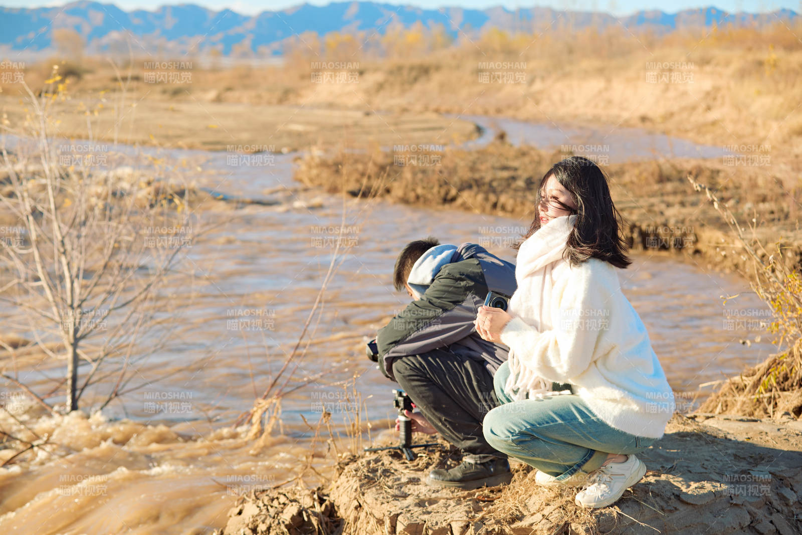 深秋户外进行拍摄的两位亚洲摄影师图片