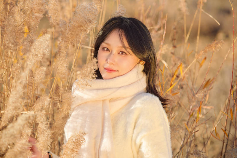 秋天午后在金灿灿的芦苇荡里的亚洲美女图片