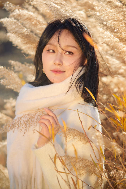 秋天午后在金灿灿的芦苇荡里的亚洲美女图片