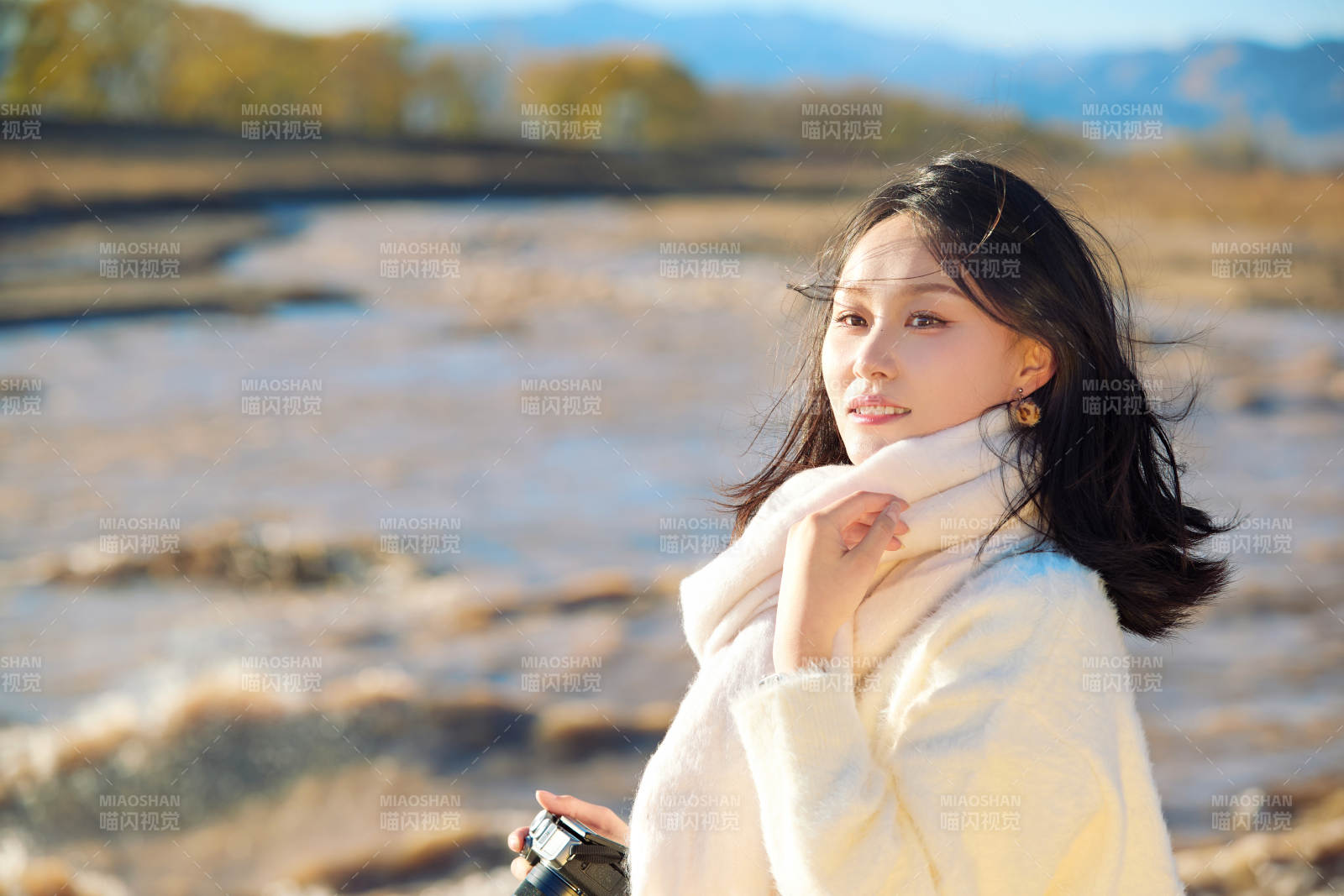 深秋户外手持相机的亚洲女性摄影师图片