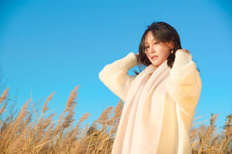 秋天晴朗的午后在芦苇荡里起舞的美女图片