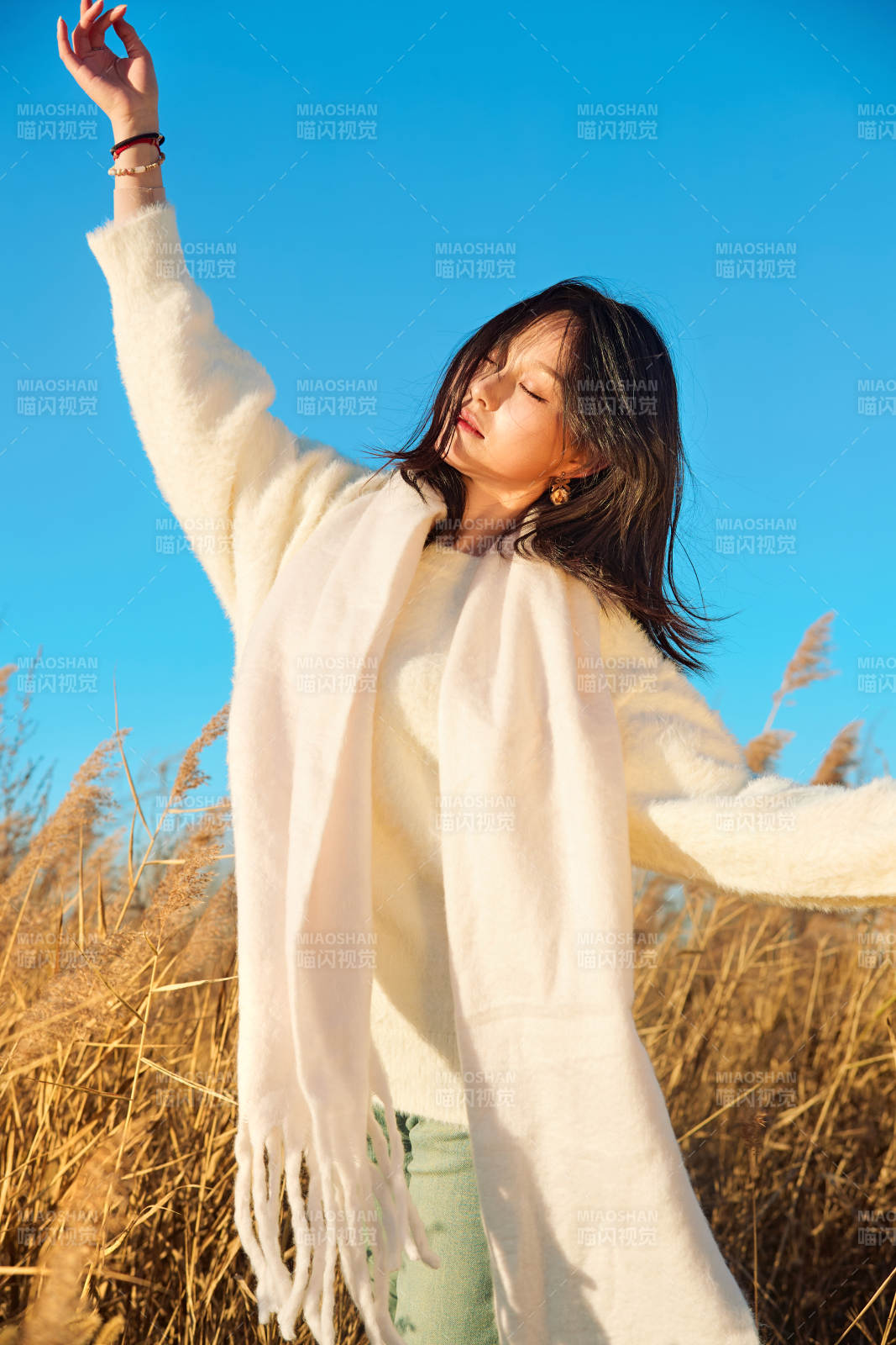 秋天晴朗的午后在芦苇荡里起舞的美女图片