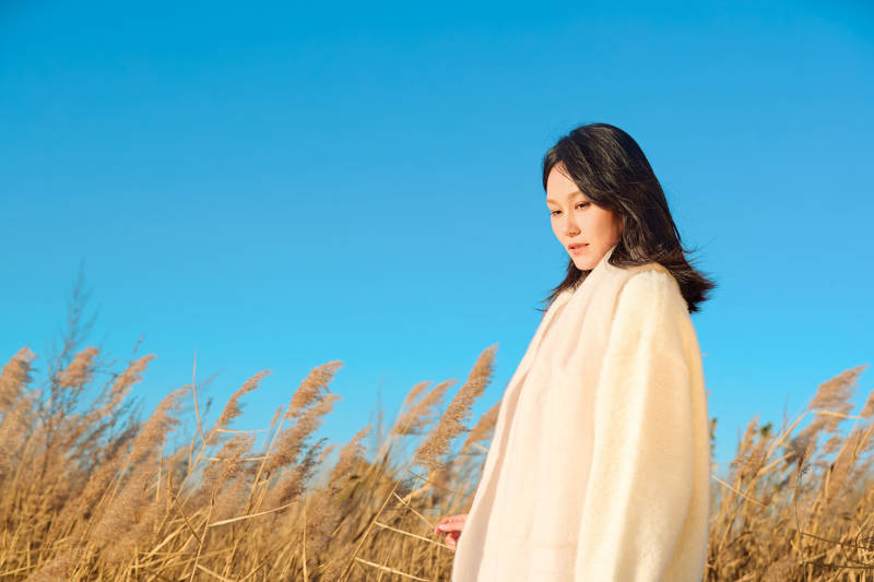 秋天晴朗的午后在芦苇荡里起舞的美女图片