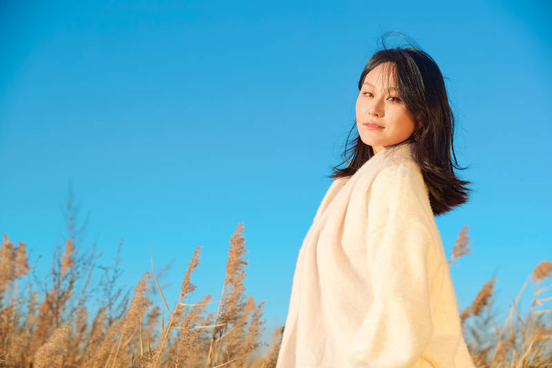 秋天晴朗的午后在芦苇荡里起舞的美女图片